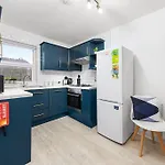 Central & Modern 1 Bed Apartment - 3Min To Train Station & Sleeps 4 - The Holloway Suite - Mid-Long Term Stays