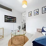 Central & Modern 1 Bed Apartment - 3Min To Train Station & Sleeps 4 - The Holloway Suite - Mid-Long Term Stays