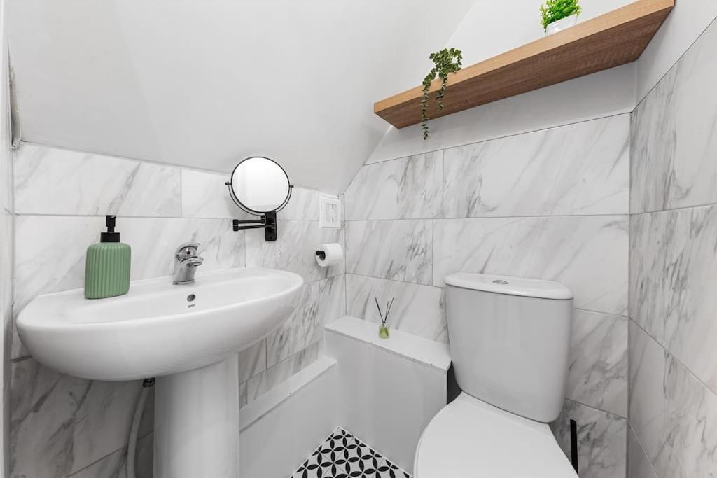 & Modern 1 Bed - 3min To Train Station & Sleeps 4 - The Holloway - Mid-long Term Apartment London