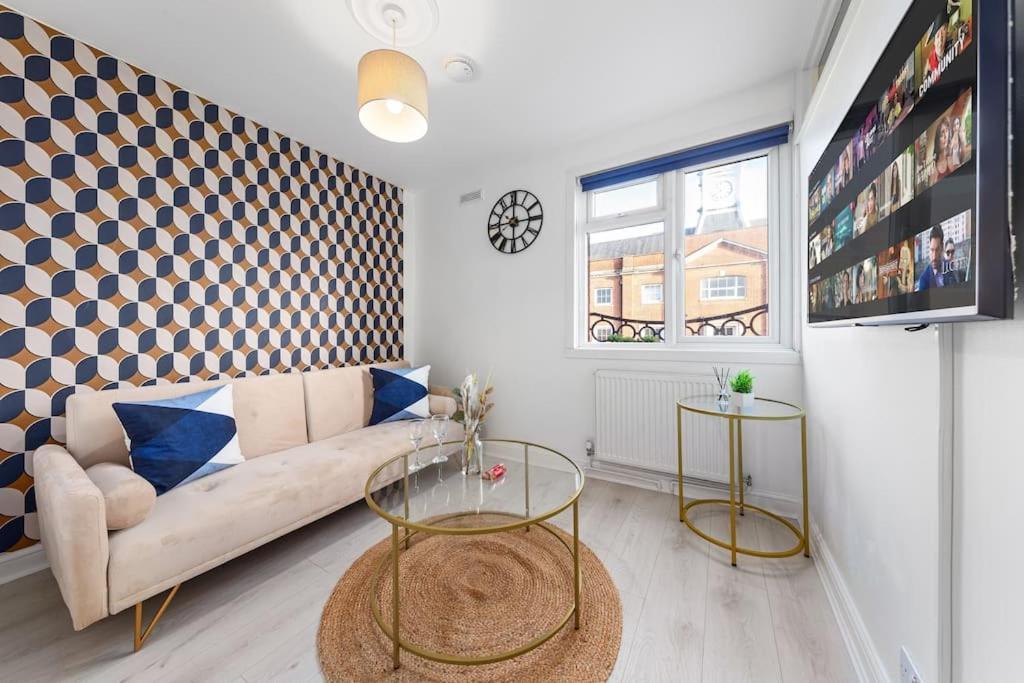Apartment & Modern 1 Bed - 3min To Train Station & Sleeps 4 - The Holloway - Mid-long Term *