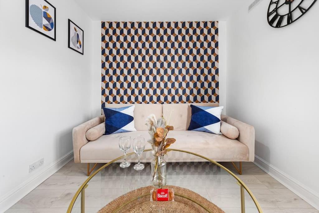 & Modern 1 Bed - 3min To Train Station & Sleeps 4 - The Holloway - Mid-long Term Apartment *