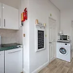 Wanstead Gem! Bright, Cosy & Immaculate 1 Bed Apartment On The High Street!