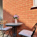 Cosy 1-Bed Flat 30Min To Central London & Parking