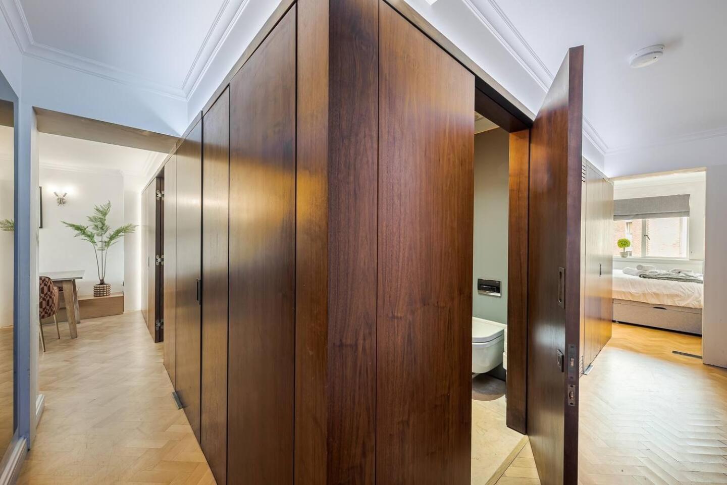 Modern Knightsbridge With Balcony Overlooking Harrods Prime Location Apartment