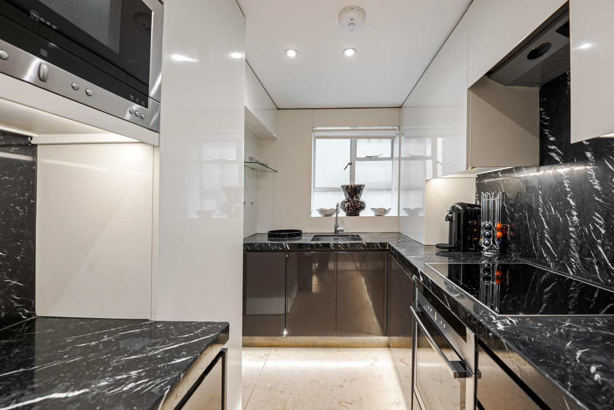 Modern Knightsbridge With Balcony Overlooking Harrods Prime Location Apartment *