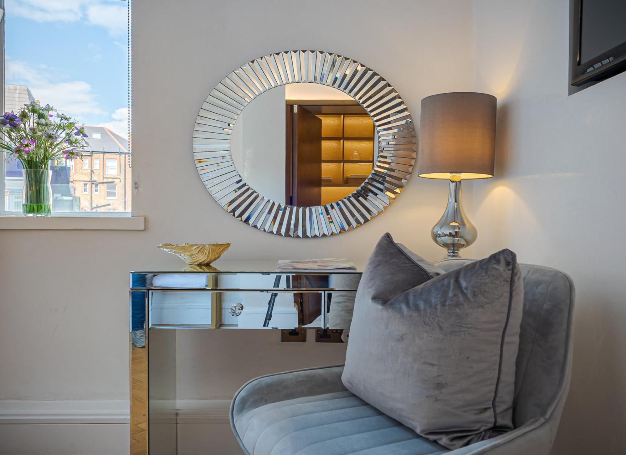 Apartment Modern Knightsbridge With Balcony Overlooking Harrods Prime Location