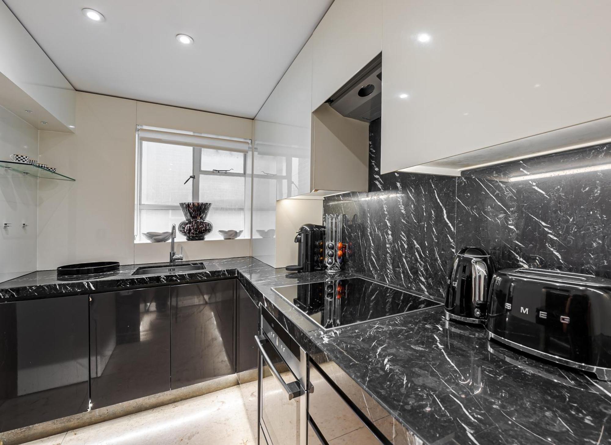 Apartment Modern Knightsbridge With Balcony Overlooking Harrods Prime Location London
