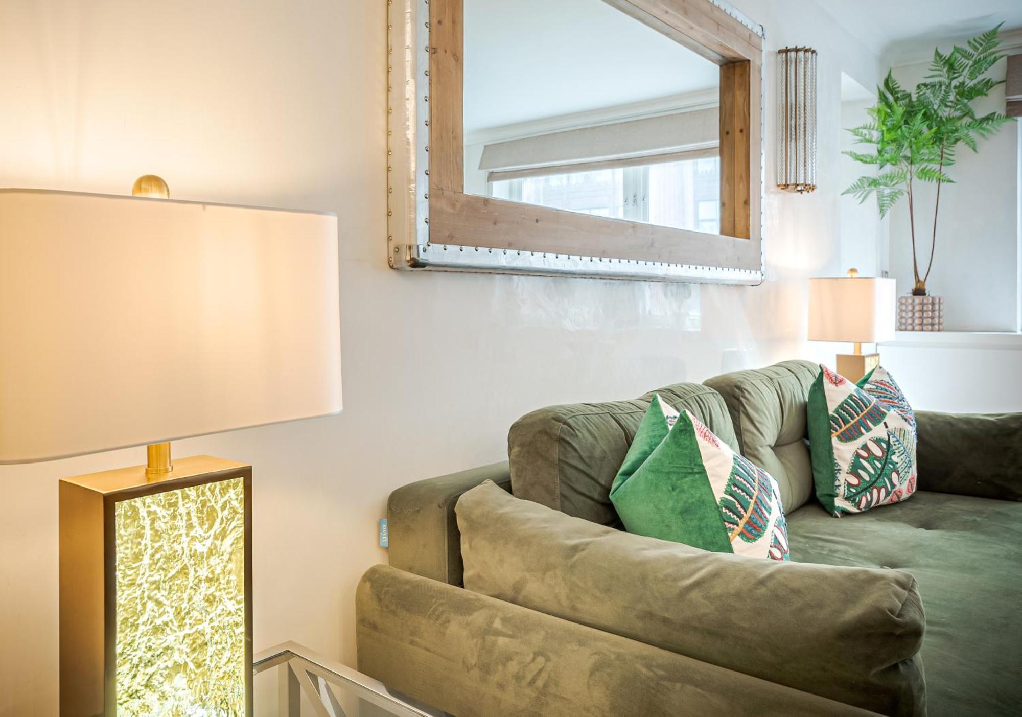 Modern Knightsbridge With Balcony Overlooking Harrods Prime Location Apartment