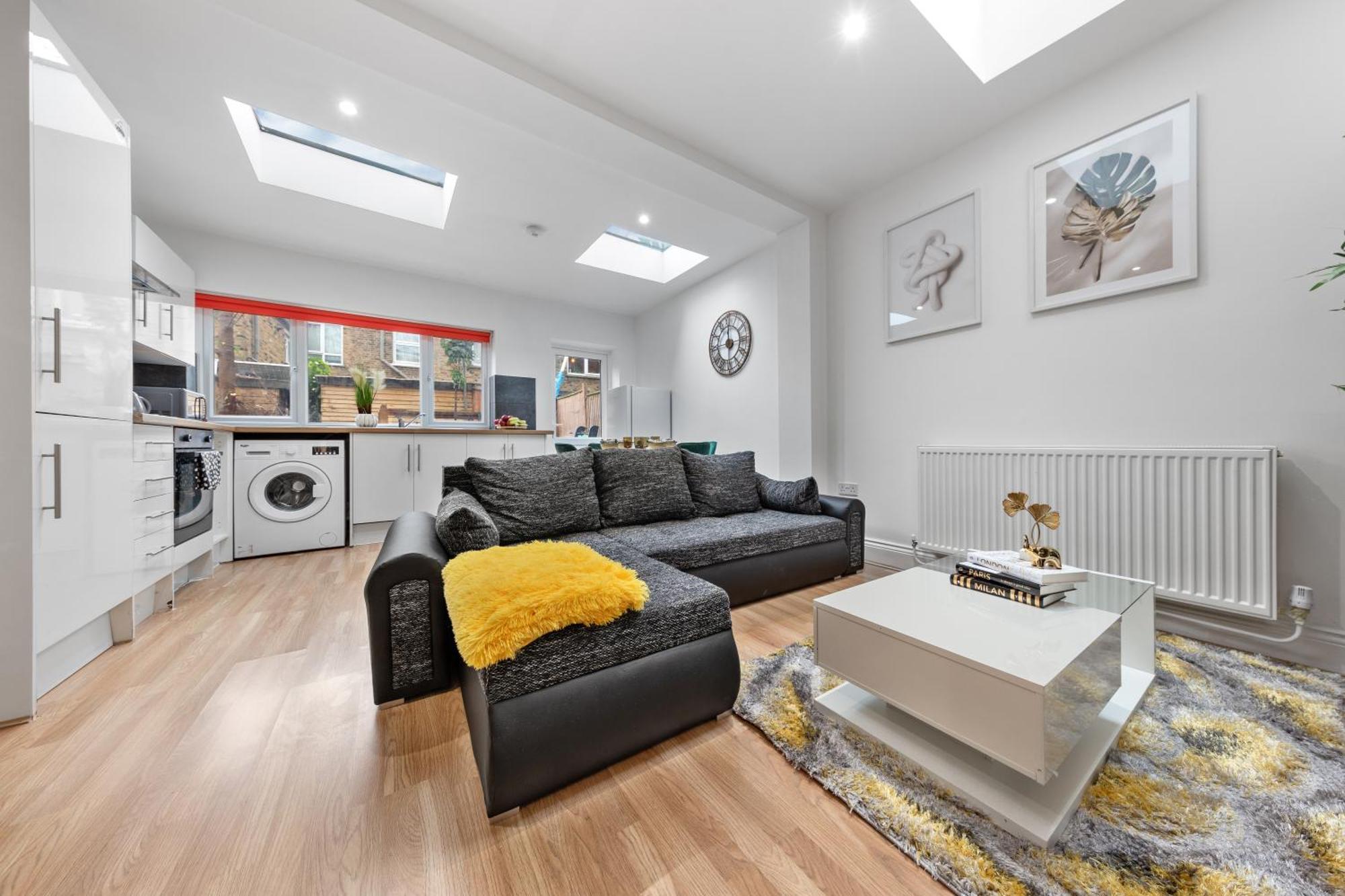 Apartment Immaculate 2-bed Escape- Sleeps 6- Garden & Parking - 15 Mins To Central- Save 20 Percent Weekly! London