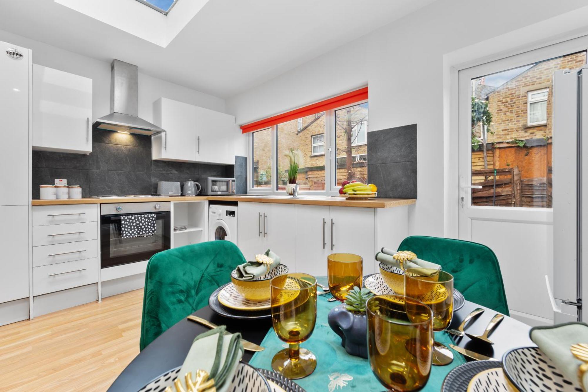 Apartment Immaculate 2-bed Escape- Sleeps 6- Garden & Parking - 15 Mins To Central- Save 20 Percent Weekly! *