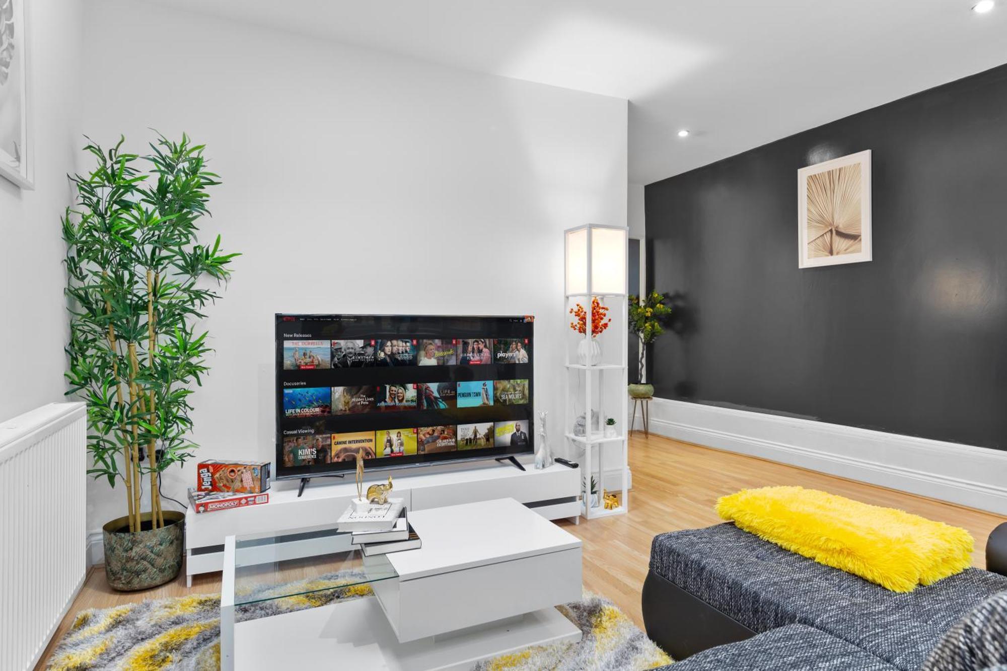 Immaculate 2-bed Escape- Sleeps 6- Garden & Parking - 15 Mins To Central- Save 20 Percent Weekly! Apartment *