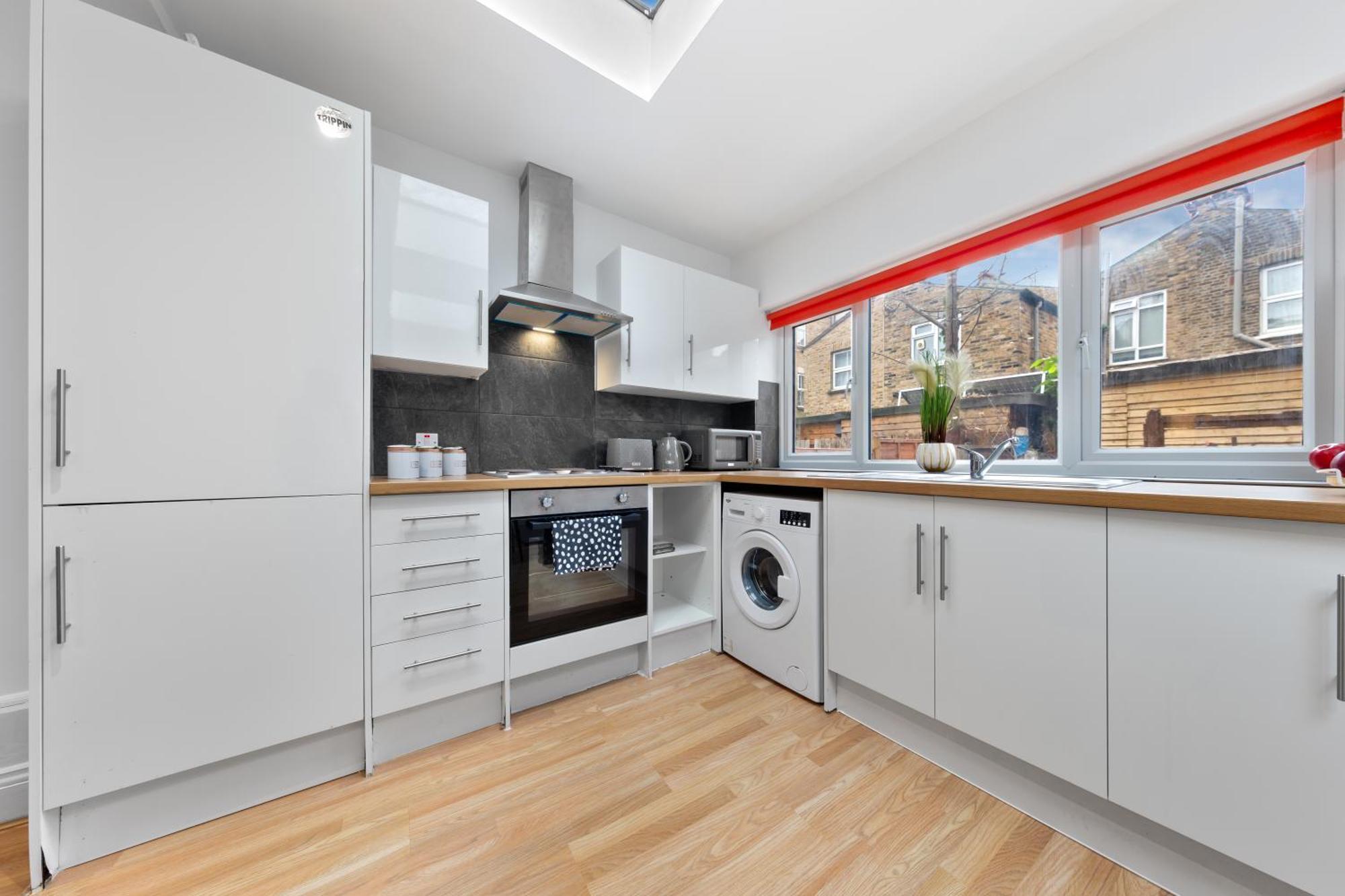 Immaculate 2-bed Escape- Sleeps 6- Garden & Parking - 15 Mins To Central- Save 20 Percent Weekly! Apartment London