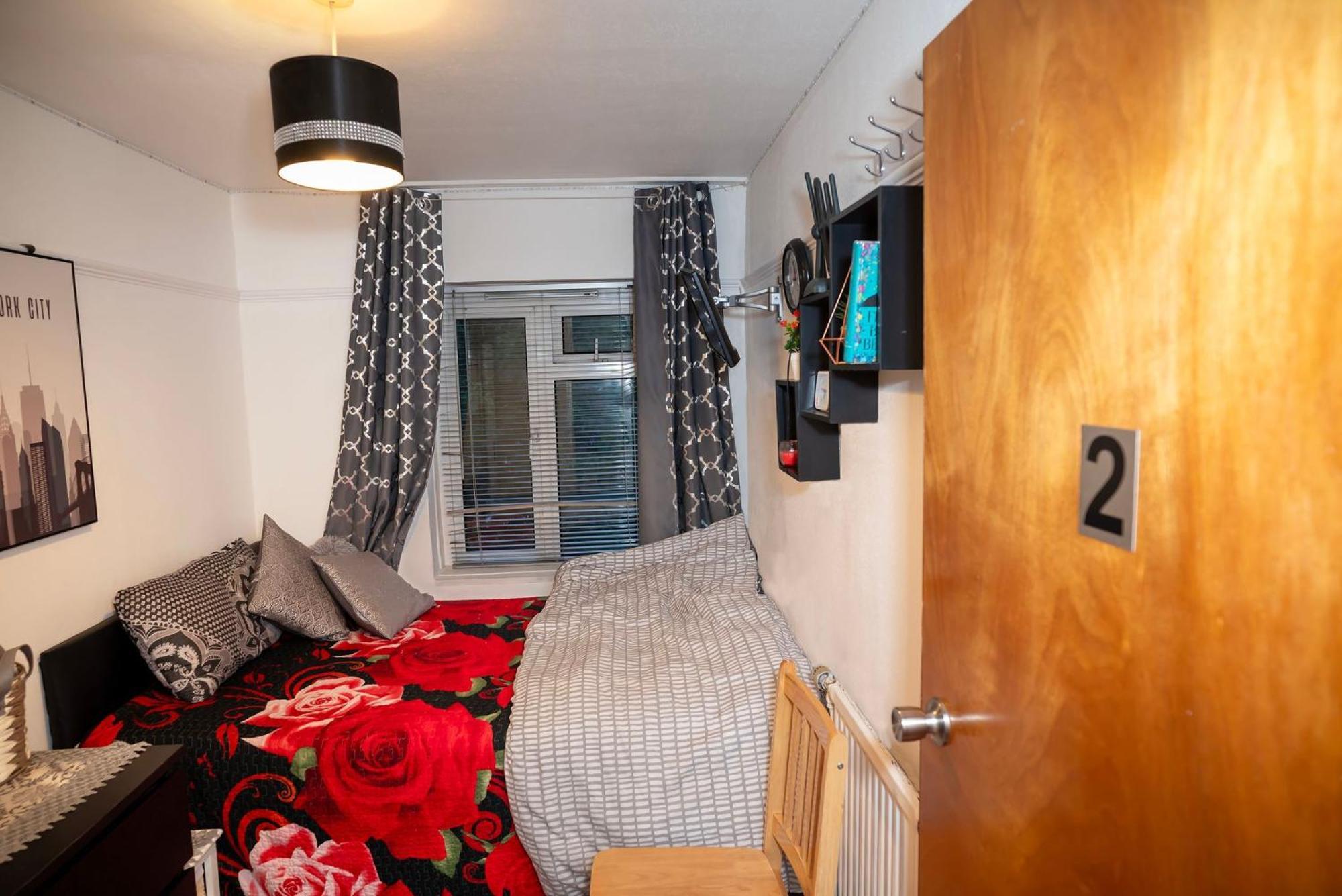 Guest house 4 Bed Masonette With Garden *