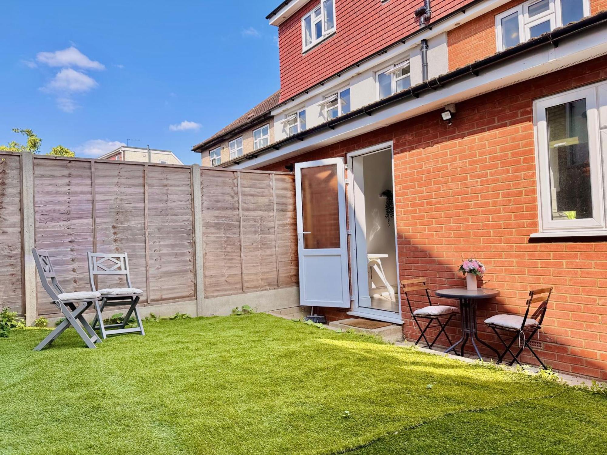Apartment Cosy 1-bed Flat 30min To & Parking
