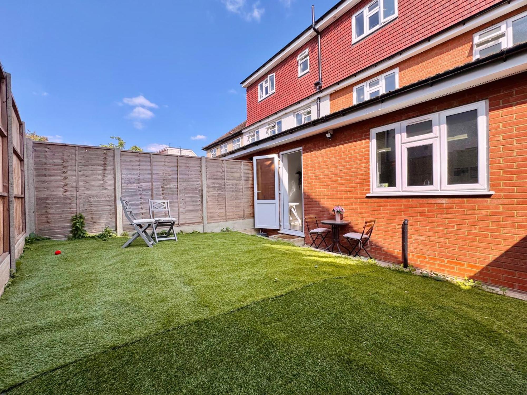 Cosy 1-bed Flat 30min To & Parking Apartment