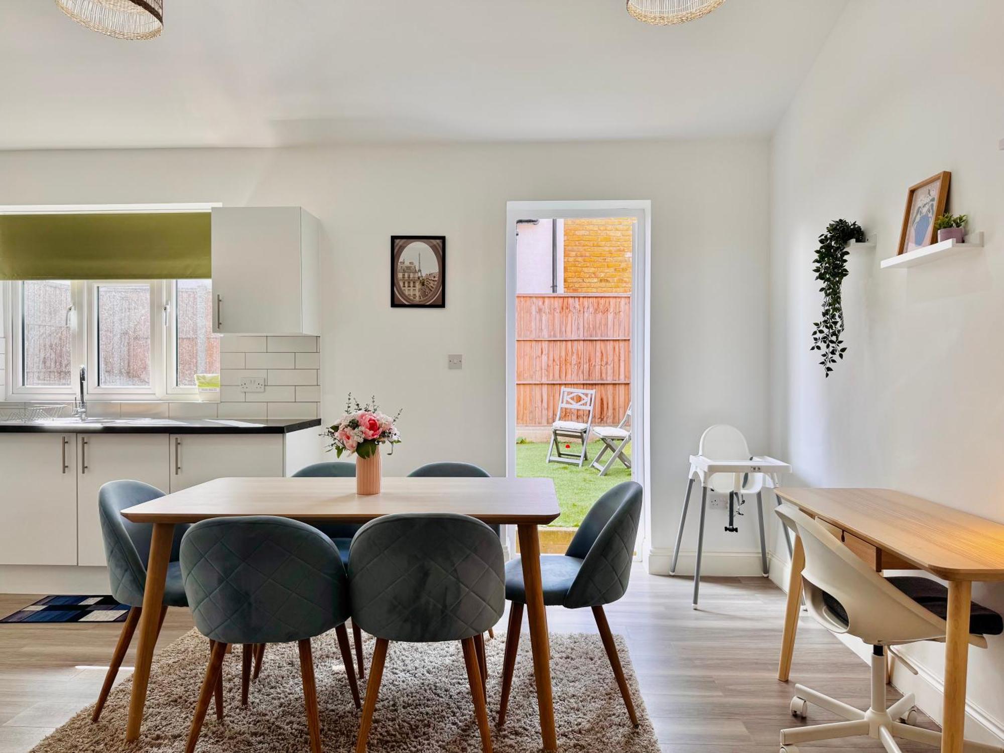 Cosy 1-bed Flat 30min To & Parking Apartment *