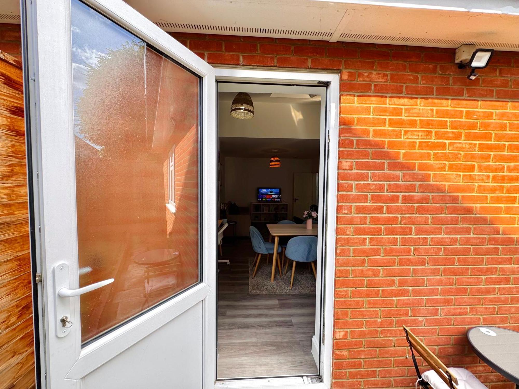Cosy 1-bed Flat 30min To & Parking Apartment London