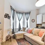 Ground Floor Apartment Sleeps 4, London Zone 2 Close To Central Victoria Line