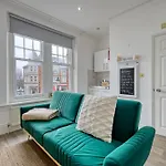 Wanstead Gem! Bright, Cosy & Immaculate 1 Bed Apartment On The High Street!