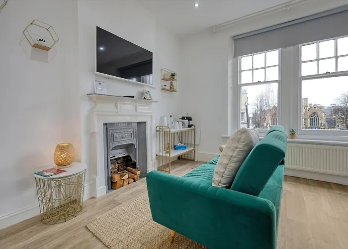 Wanstead Gem! Bright, Cosy & Immaculate 1 Bed Apartment On The High Street!