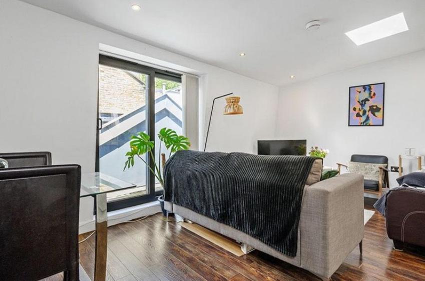 Stylish 2br With Balcony In Islington - 4 People Apartment *