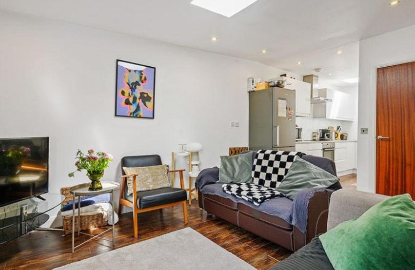 Stylish 2br With Balcony In Islington - 4 People Apartment