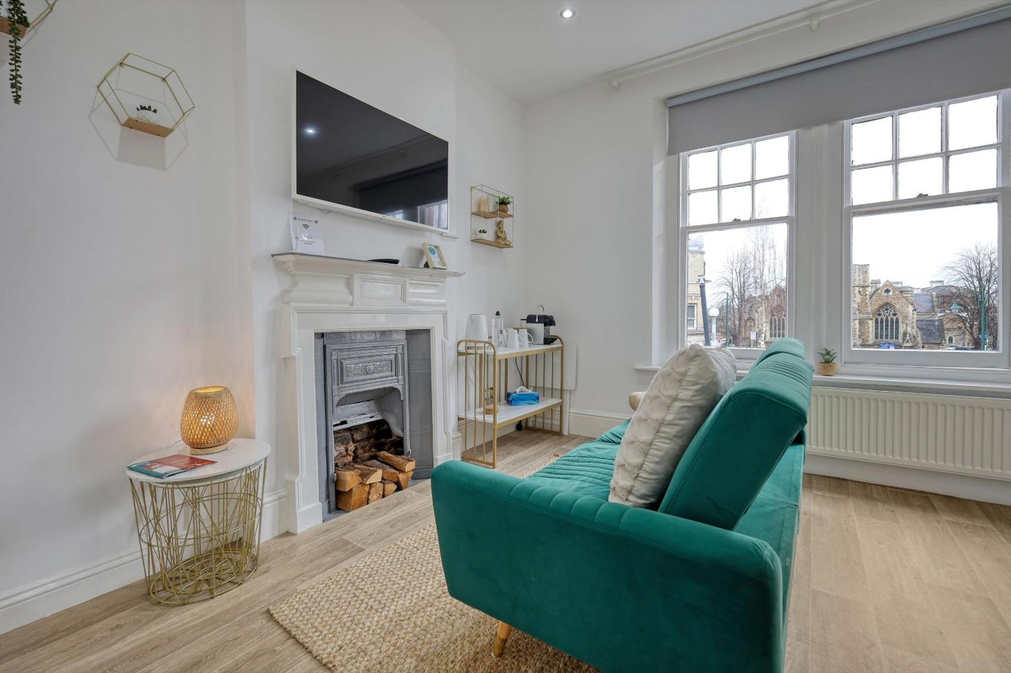 Wanstead Gem! Bright, Cosy & Immaculate 1 Bed On The High Street! Apartment