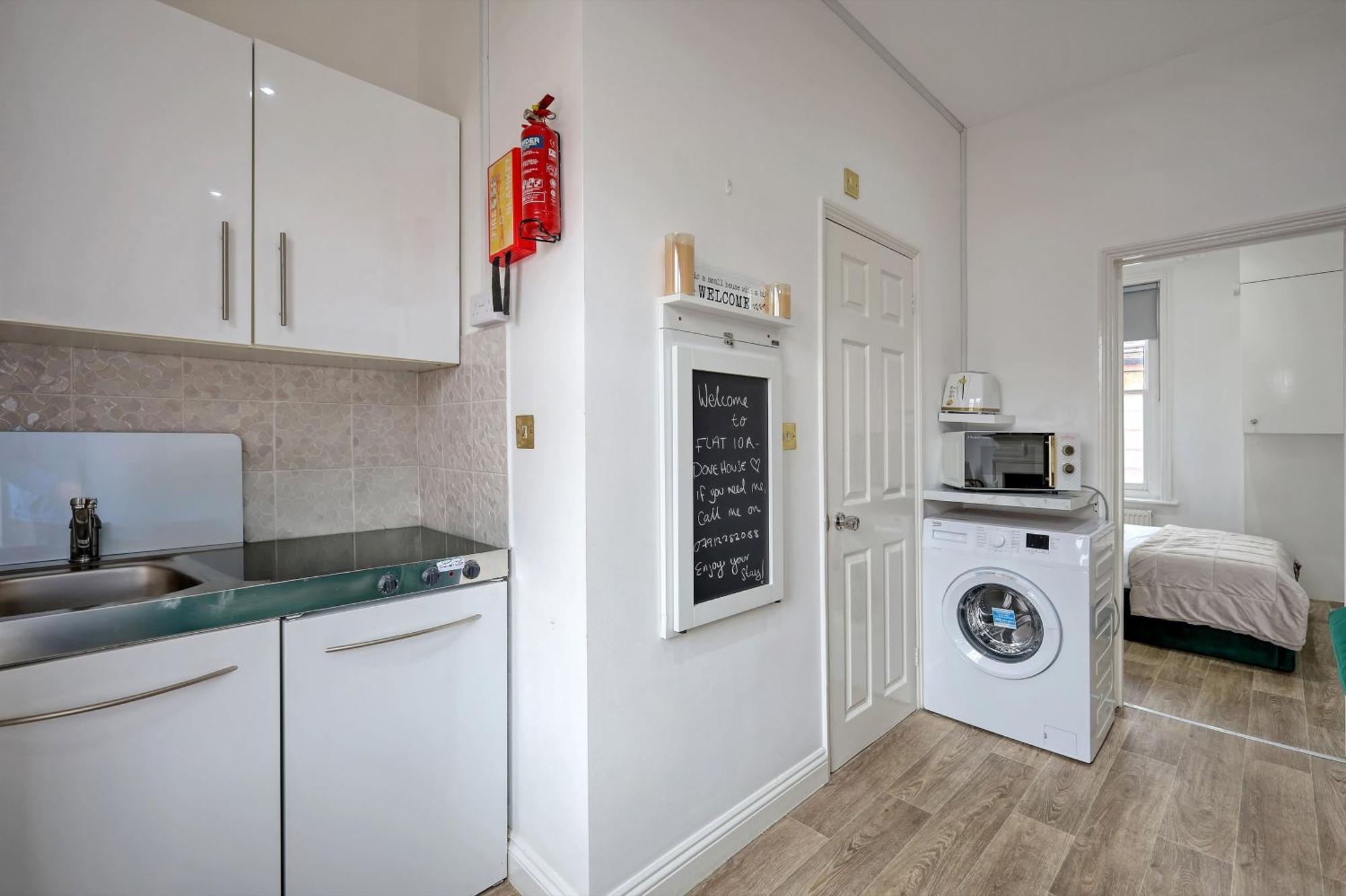 Wanstead Gem! Bright, Cosy & Immaculate 1 Bed On The High Street! Apartment