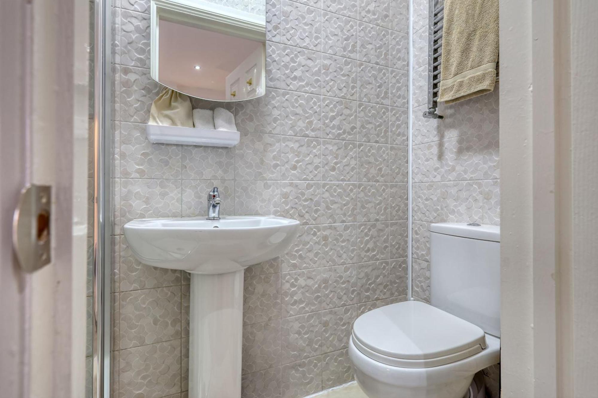 Wanstead Gem! Bright, Cosy & Immaculate 1 Bed On The High Street!