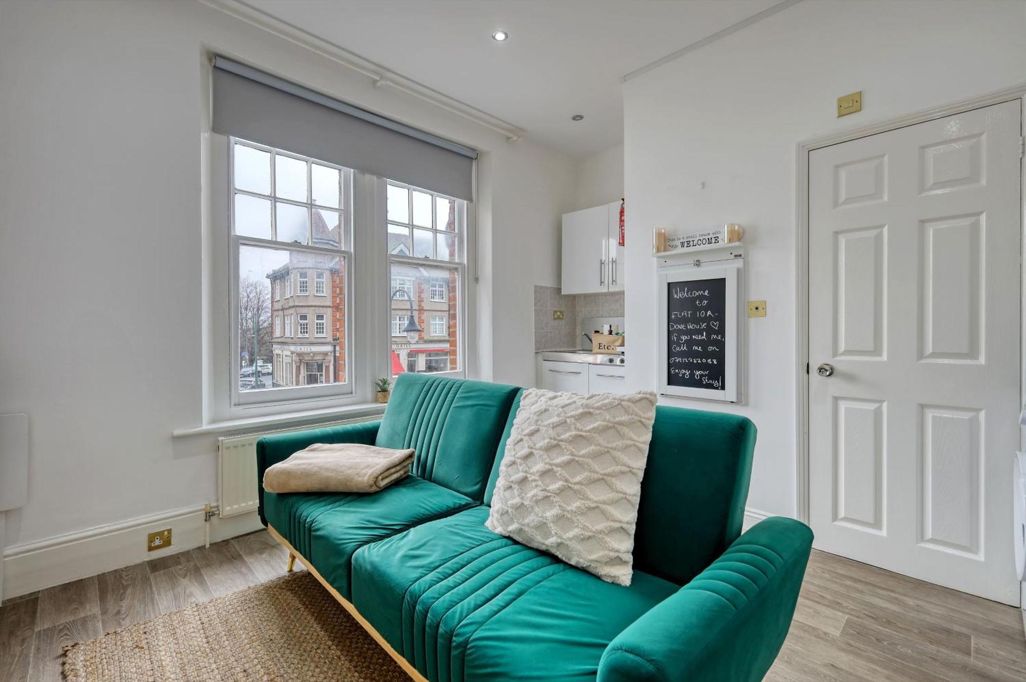 Apartment Wanstead Gem! Bright, Cosy & Immaculate 1 Bed On The High Street! London