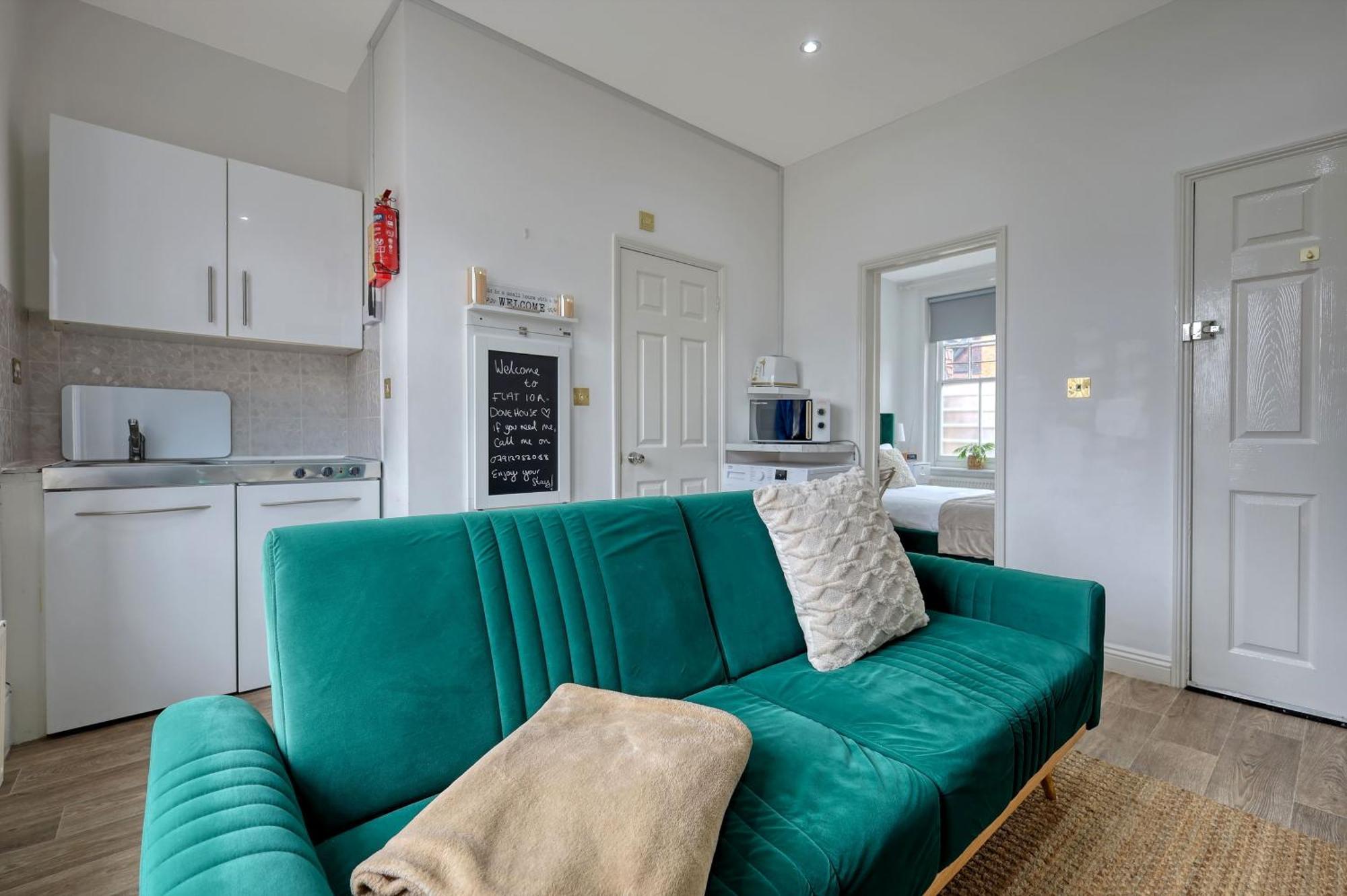 Wanstead Gem! Bright, Cosy & Immaculate 1 Bed On The High Street! London