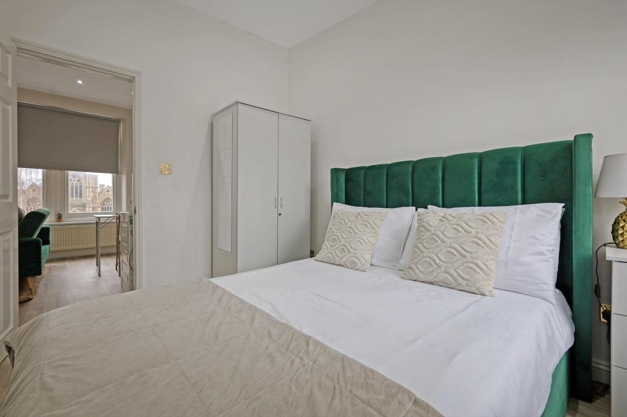 Wanstead Gem! Bright, Cosy & Immaculate 1 Bed On The High Street! * London