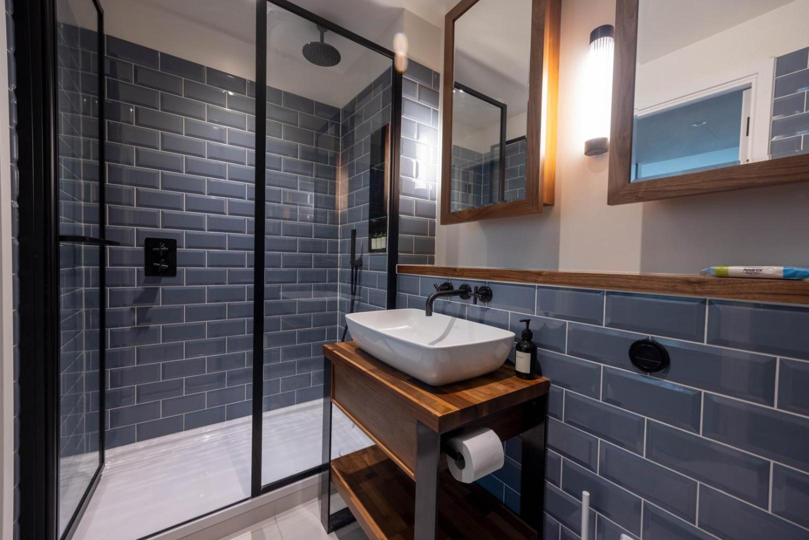 New | Luxury 2bd/2b Wapping *
