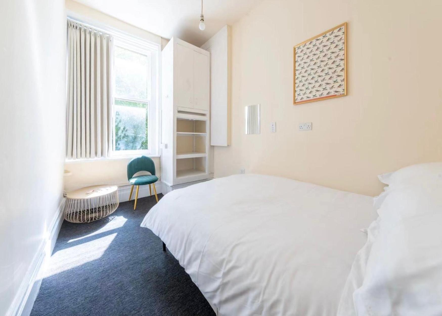 Twin In Camden Town Apartment