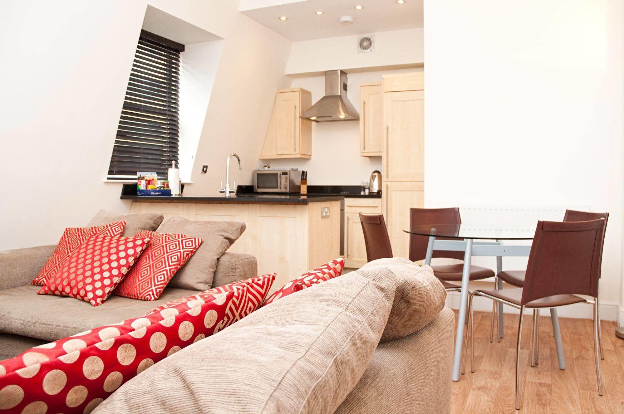 Clarendon 140 Minories 4*