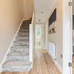 Modern 4 Bed House Ideal For Groups, Contractors Near City Airport & O2 Arena, Free Parking & Wifi Included