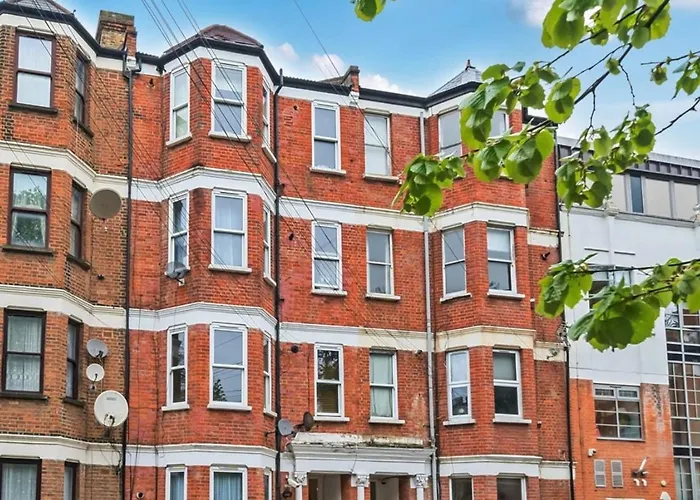 Ground Floor Apartment Sleeps 4, London Zone 2 Close To Central Victoria Line