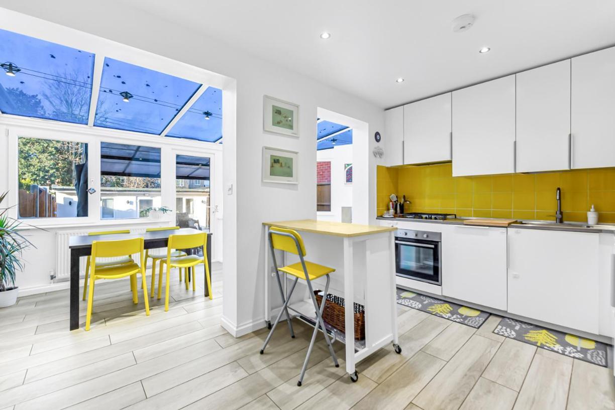 Apartment Family House In The Heart Of Hanwell With 5 Stars! *