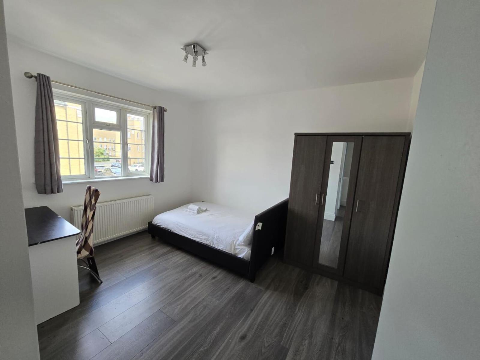 Holiday home Limehouse Townhomes Modern 4-bedroom, 3-bathroom Townhome With A Private Garden London