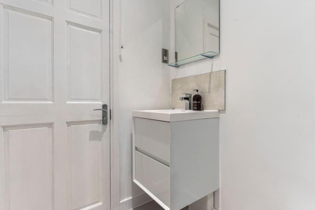 Holiday home Modern 4 Bed House Ideal For Groups, Contractors Near Airport & O2 Arena, Free Parking & Wifi Included