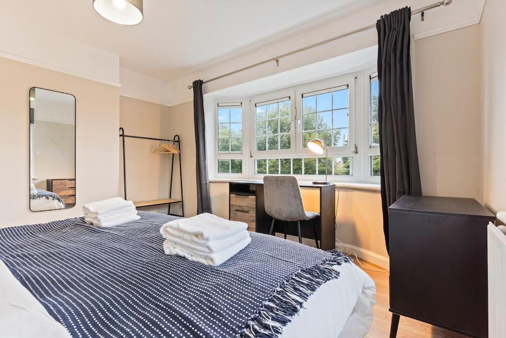 Holiday home Modern 4 Bed House Ideal For Groups, Contractors Near Airport & O2 Arena, Free Parking & Wifi Included