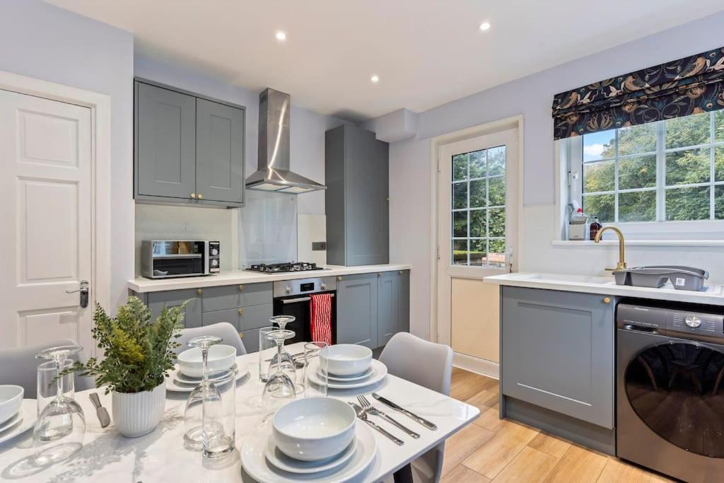 Holiday home Modern 4 Bed House Ideal For Groups, Contractors Near Airport & O2 Arena, Free Parking & Wifi Included London