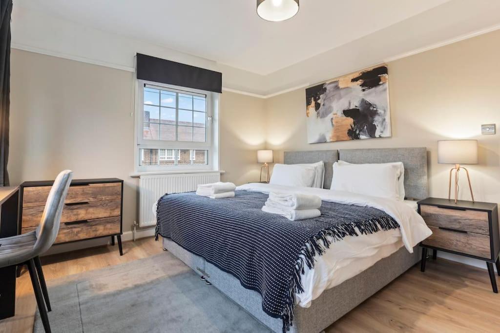 Modern 4 Bed House Ideal For Groups, Contractors Near Airport & O2 Arena, Free Parking & Wifi Included Holiday home London
