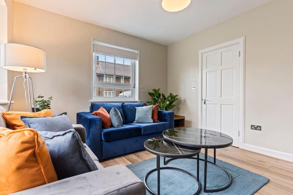 Modern 4 Bed House Ideal For Groups, Contractors Near Airport & O2 Arena, Free Parking & Wifi Included *