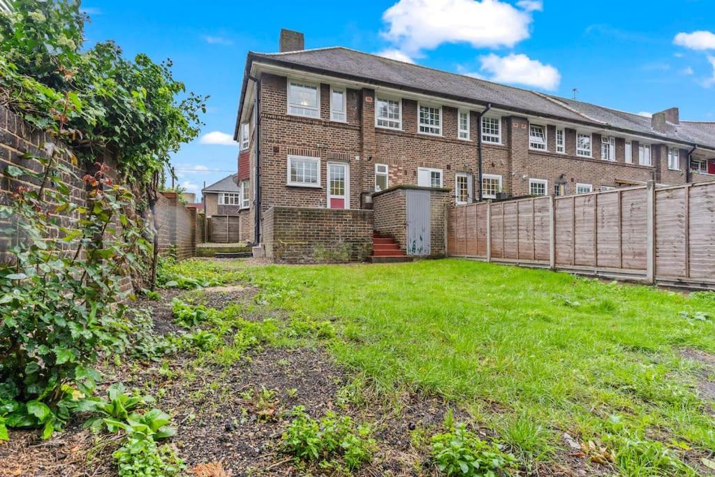 Modern 4 Bed House Ideal For Groups, Contractors Near Airport & O2 Arena, Free Parking & Wifi Included * London