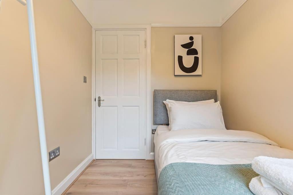Holiday home Modern 4 Bed House Ideal For Groups, Contractors Near Airport & O2 Arena, Free Parking & Wifi Included *
