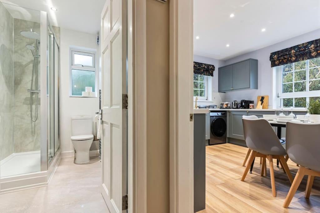 Modern 4 Bed House Ideal For Groups, Contractors Near Airport & O2 Arena, Free Parking & Wifi Included London