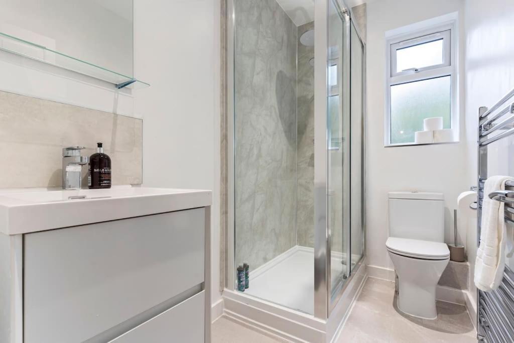 Modern 4 Bed House Ideal For Groups, Contractors Near Airport & O2 Arena, Free Parking & Wifi Included