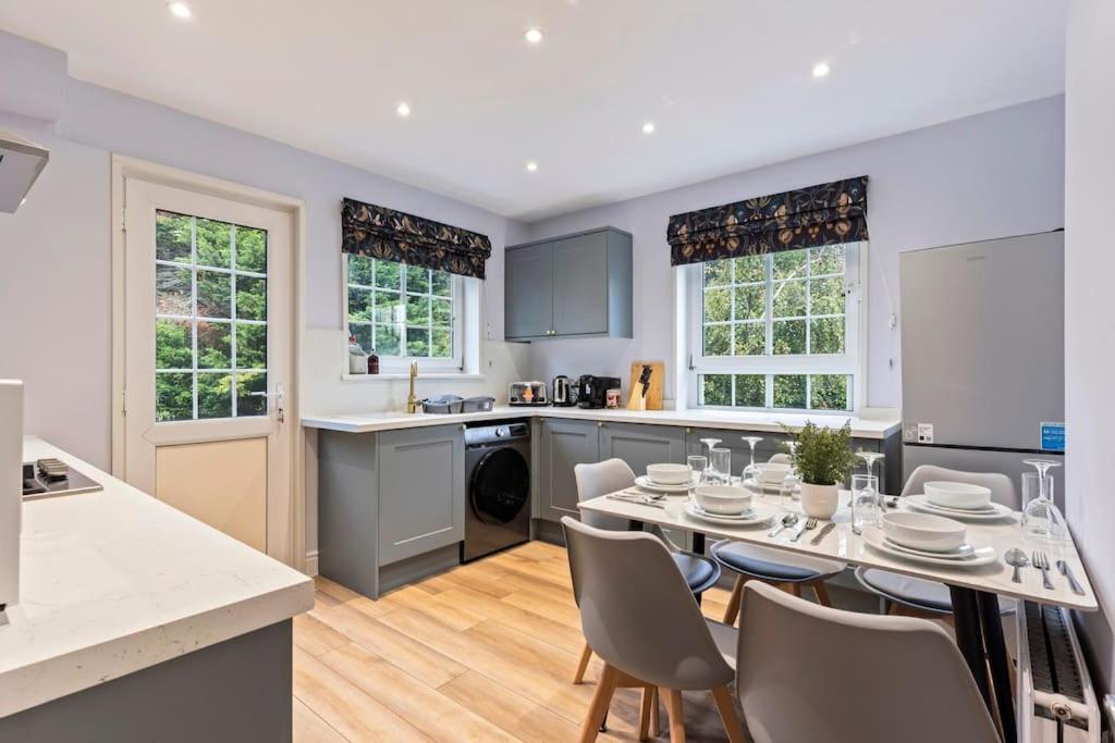 Holiday home Modern 4 Bed House Ideal For Groups, Contractors Near Airport & O2 Arena, Free Parking & Wifi Included *