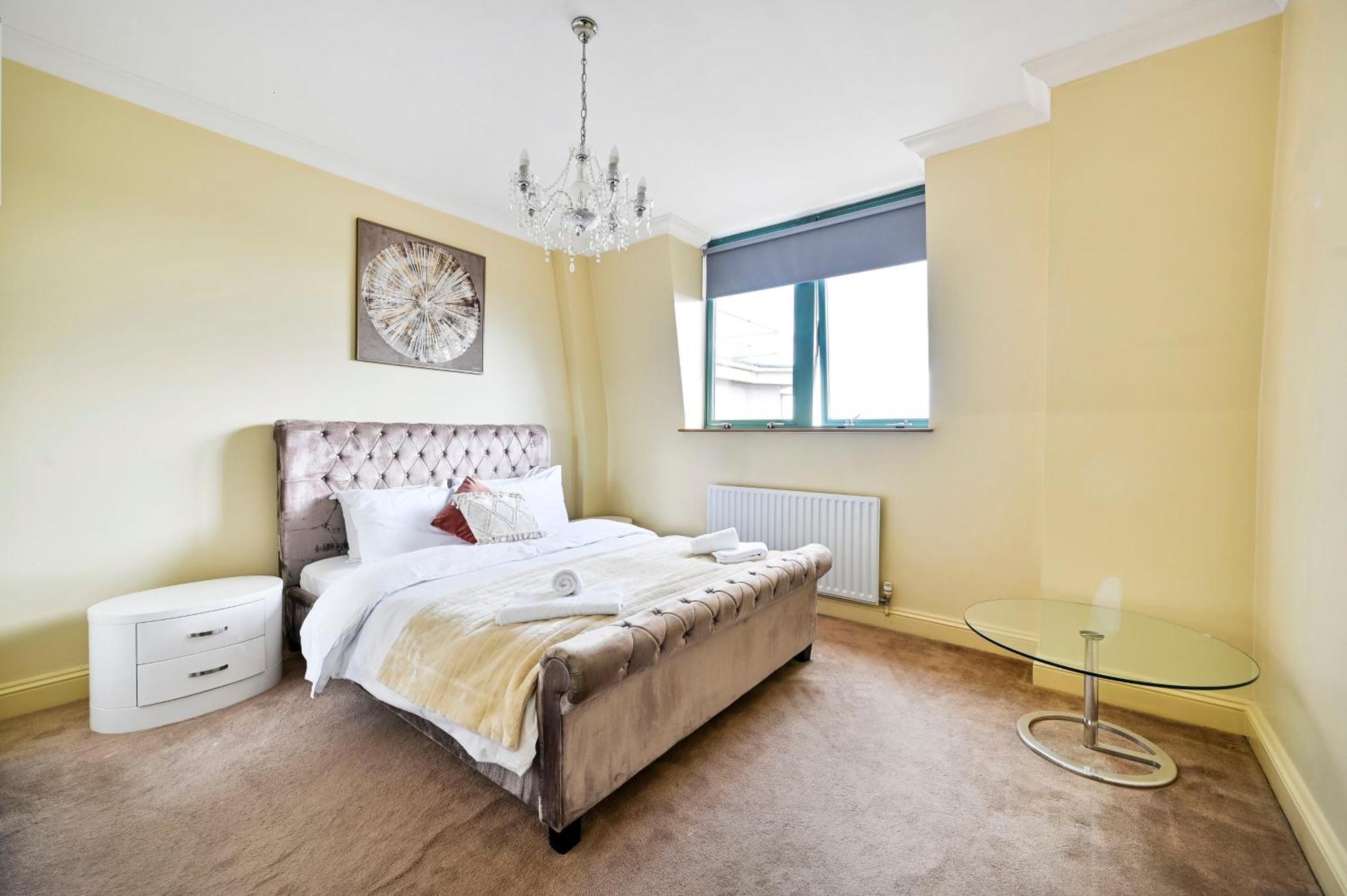 Stylish Escape - Boutique Living In Apartment London